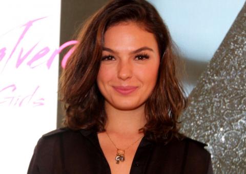 Isis Valverde investe em carreira e parte para os EUA sem o namorado